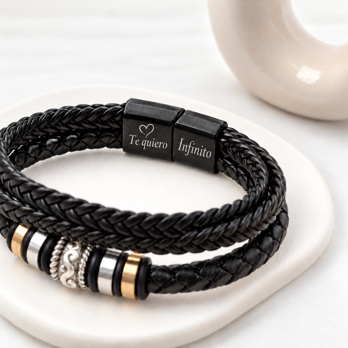 Grabado Te quiero Infinito en el cierre de la pulsera trenzada